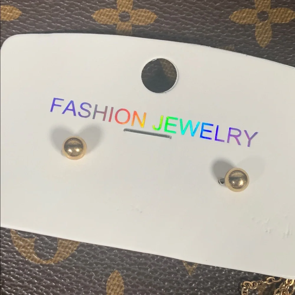 Stunning Fashion LV 3 in 1 necklace with gold tone stud earrings